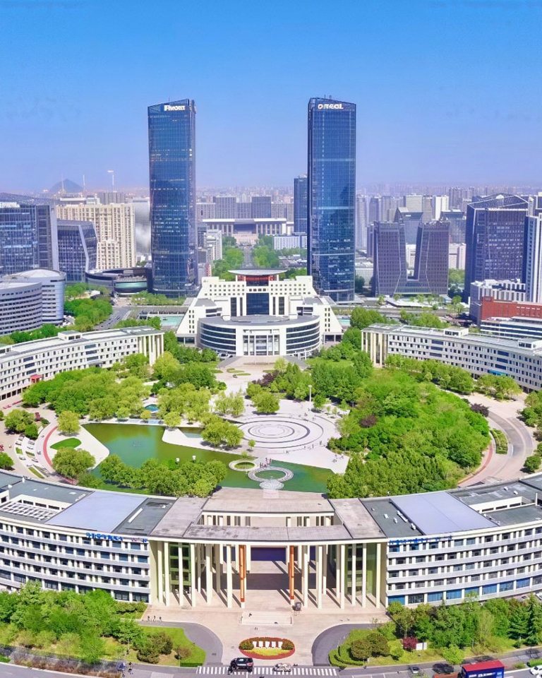 齐鲁软件园全景：环形办公楼群、中央园林与济南高新区双塔